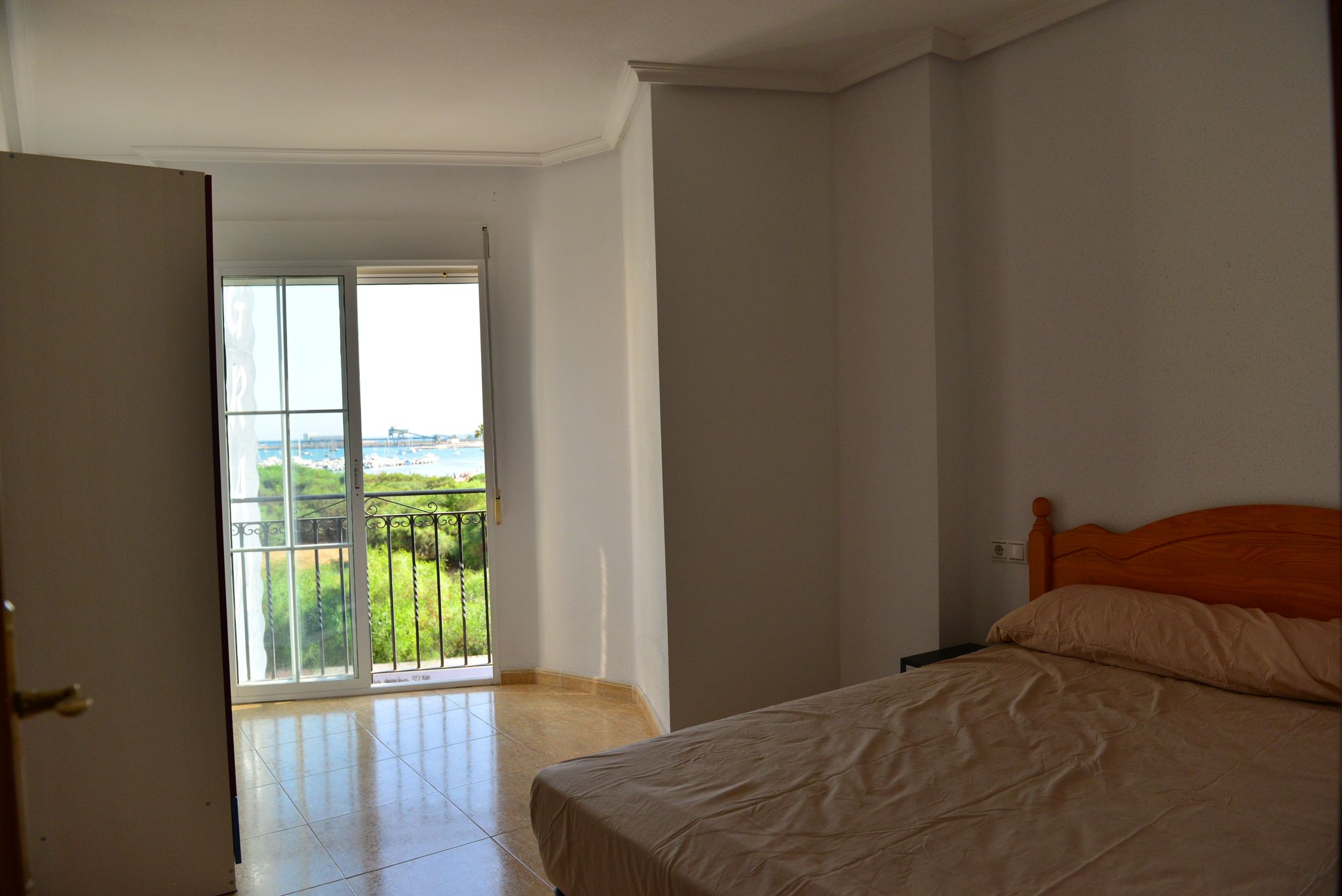 For sale - 3 Bedroom 1 Bathroom Apartment in Torrevieja -  - Alicante